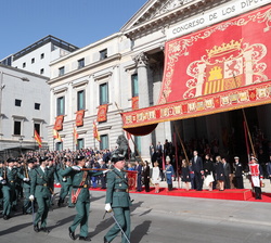 Sus Masjestades los Reyes acompañados por la Princesa de Asturias y la Infanta Doña Sofía durante el desfile militar